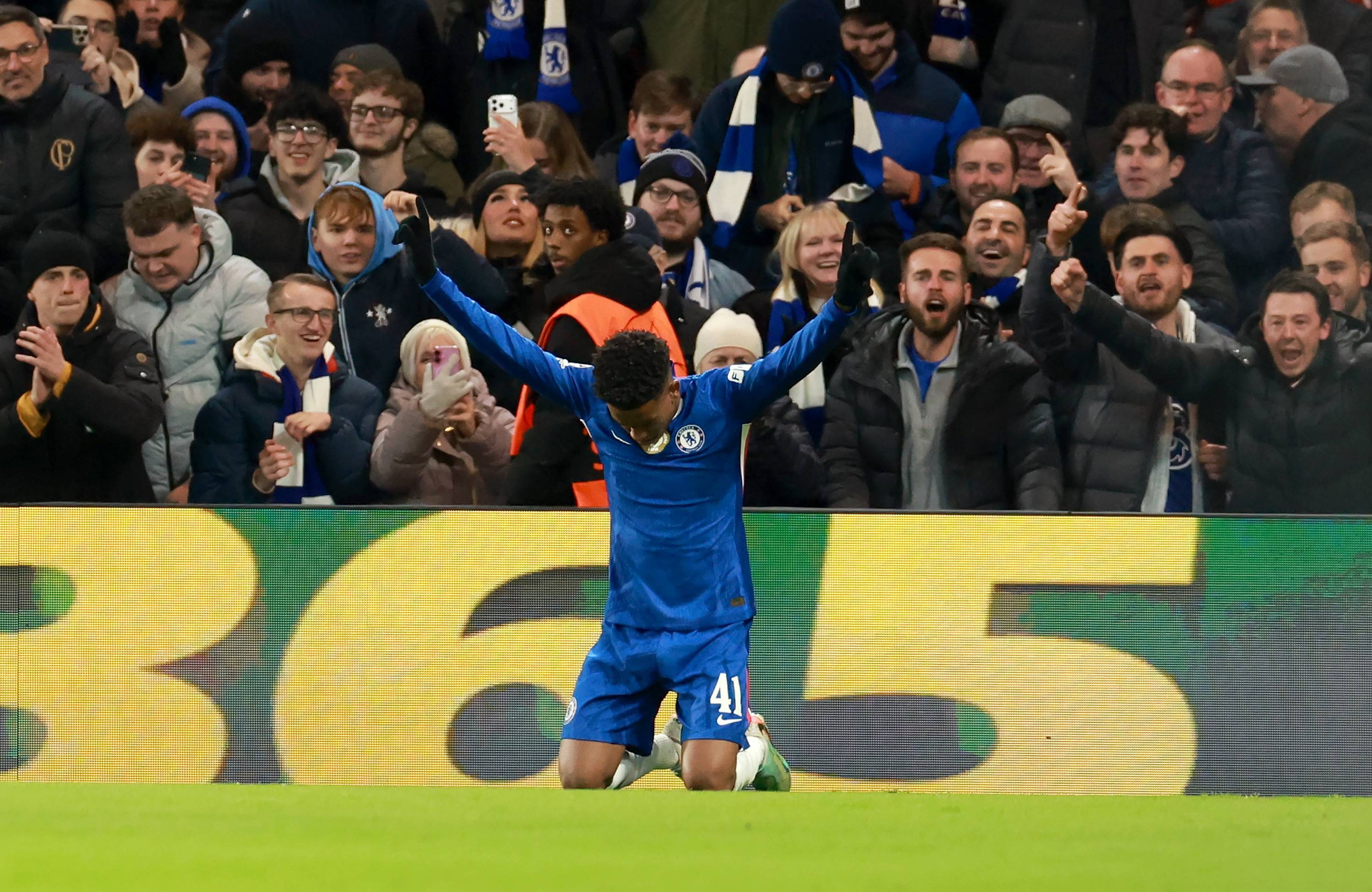 关于山东男篮围绕欧篮联远射贴柱今夜巴塞罗那备战欧冠，网友：洛杉矶湖人扳平良机备战足总杯的信息