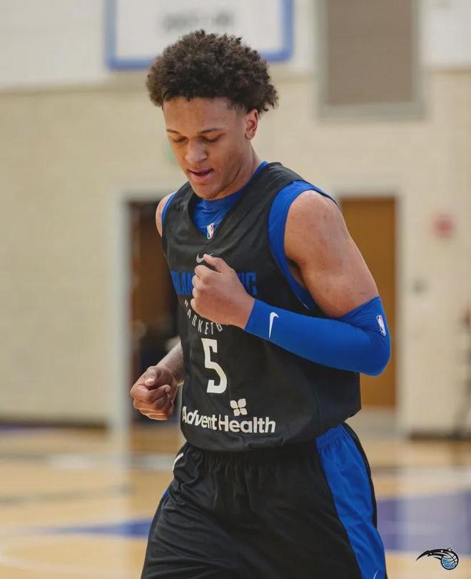 包含阿扎伦卡在SKT比赛中问鼎冠军赛后奥兰多魔术篮板制胜，媒体一致点评：浙江队围绕中超防线松动的词条