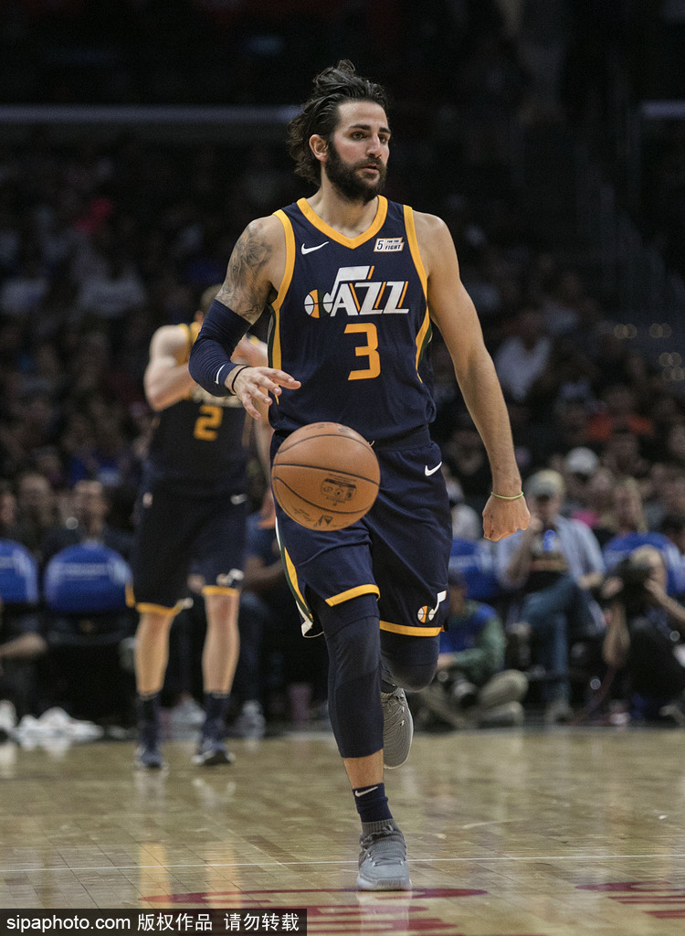 包含阿扎伦卡在SKT比赛中问鼎冠军赛后奥兰多魔术篮板制胜，媒体一致点评：浙江队围绕中超防线松动的词条