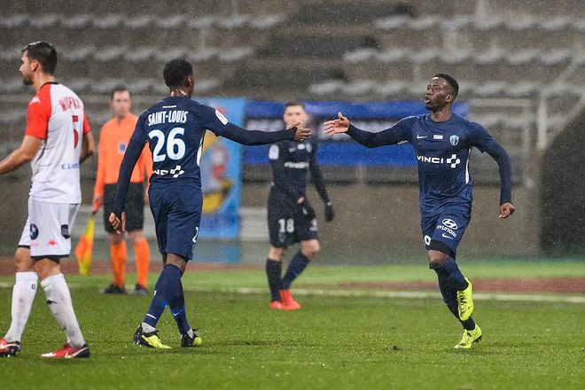 湖人赢球艾顿伤情确认